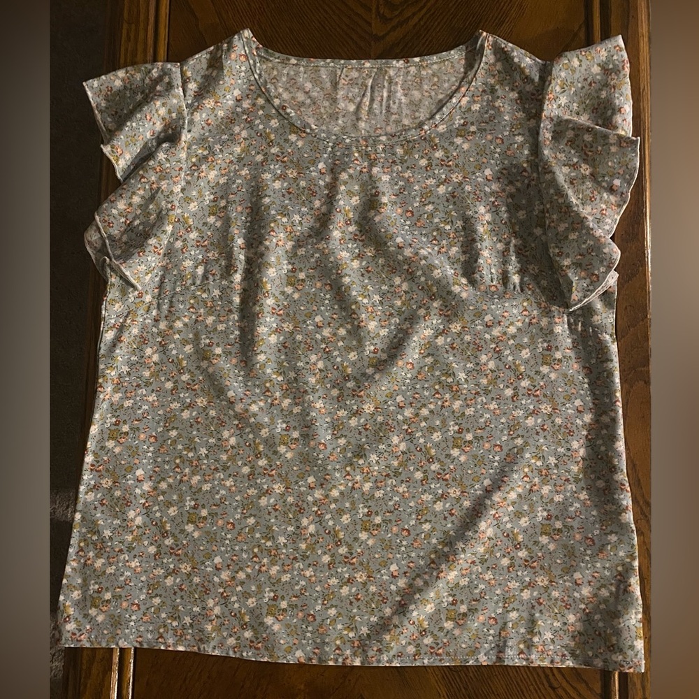 Emery Rose Size Medium Floral Top